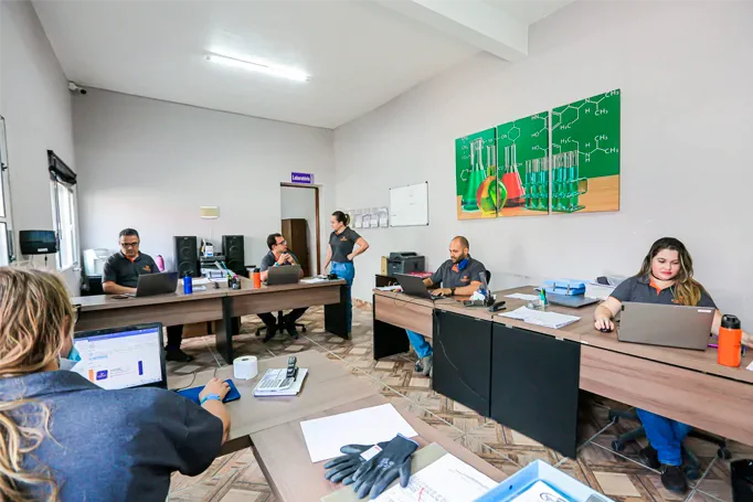 Escritório da sede. Funcionários trabalhando Steinpher Soluções Químicas
